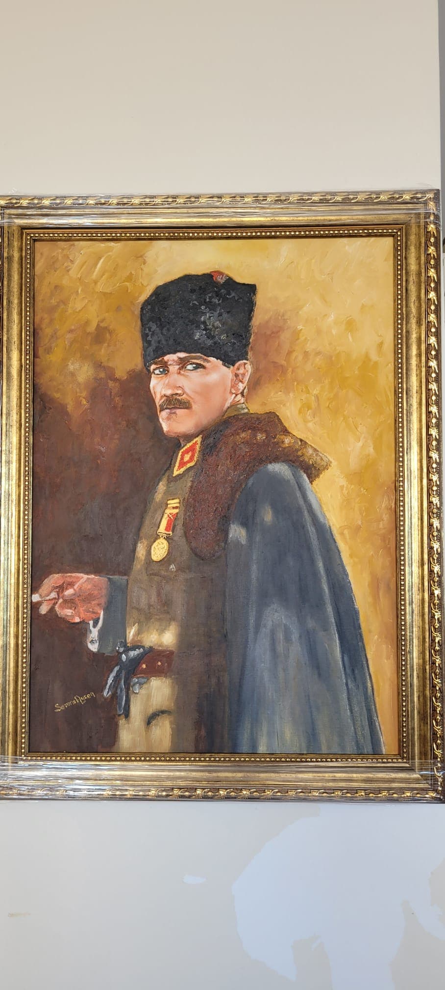 Ölgemälde von Mustafa Kemal Atatürk in Militäruniform mit Kalpak, Pelzkragen und Zigarette im Goldrahmen.