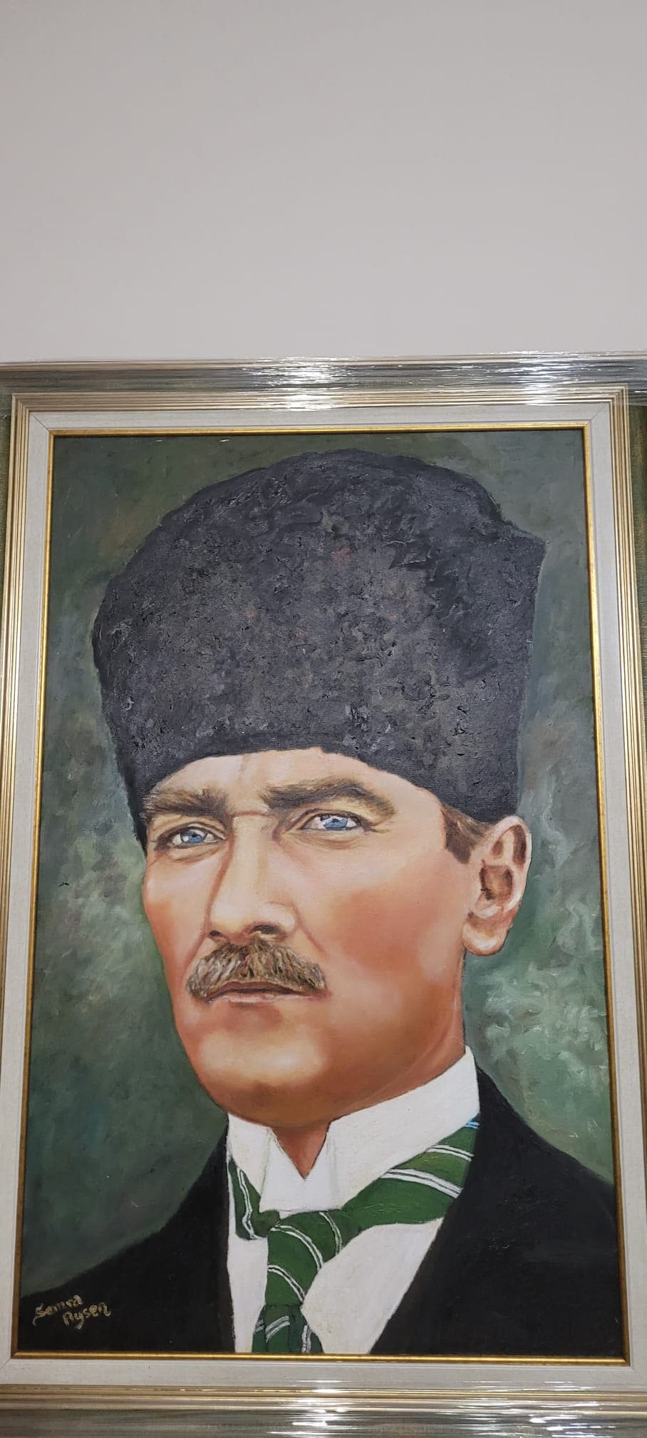 Ölgemälde von Mustafa Kemal Atatürk mit schwarzem Kalpak, blauen Augen, Schnurrbart und grün gestreifter Krawatte.