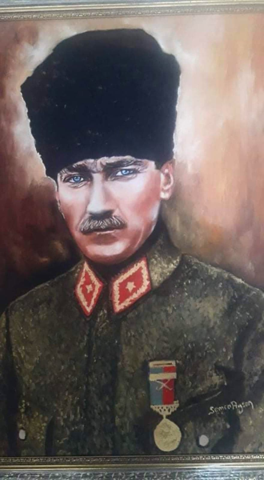 Porträt von Mustafa Kemal Atatürk in Militäruniform mit schwarzem Kalpak, Schnurrbart und blauen Augen.