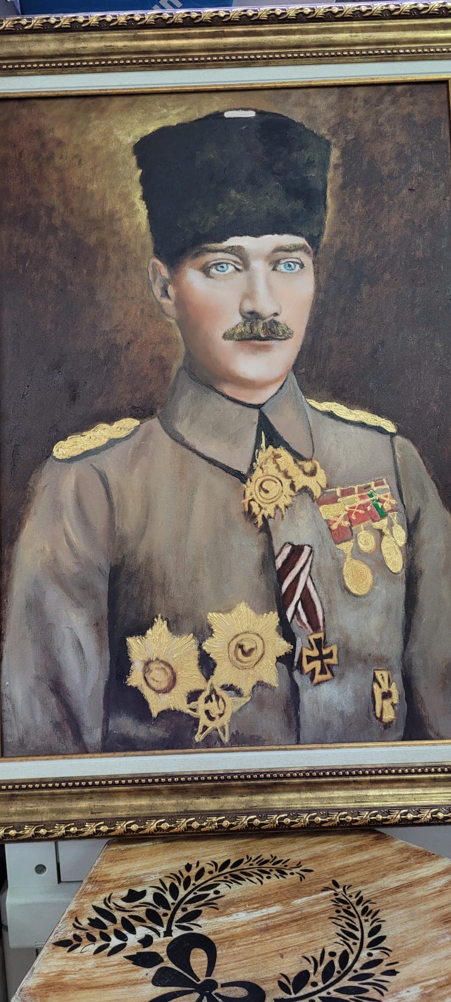 Porträt von Mustafa Kemal Atatürk in Militäruniform mit zahlreichen Orden und einem schwarzen Kalpak.
